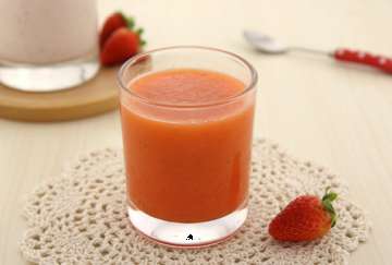 胡萝卜生吃的好处 胡萝卜汁的功效与作用 生吃胡萝卜汁对便秘有益