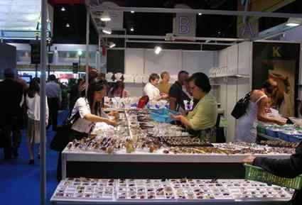泰国珠宝展 中国女子泰国珠宝展吞食钻石 被抓后飚日语