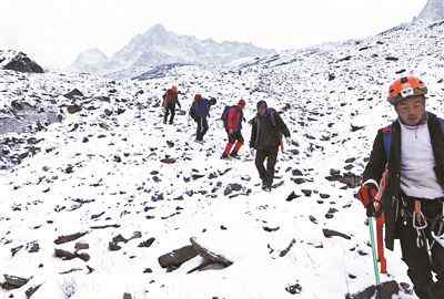 驴友遇难 女子违规登四姑娘山遇难 遇险的3名驴友都未持有登山许可证