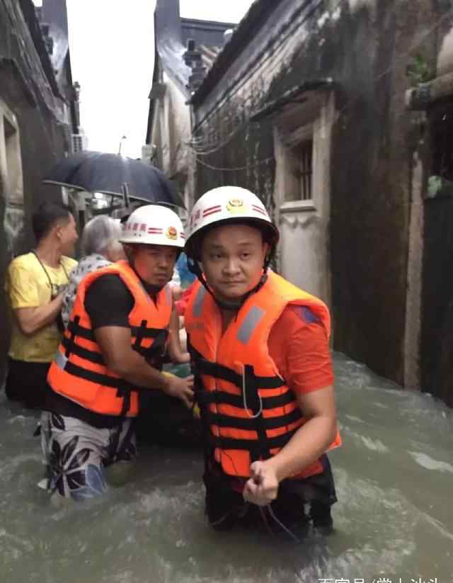 水灾图片 汕头水灾现场图片曝光竟然淹过了半身 汕头水灾46万多人受灾