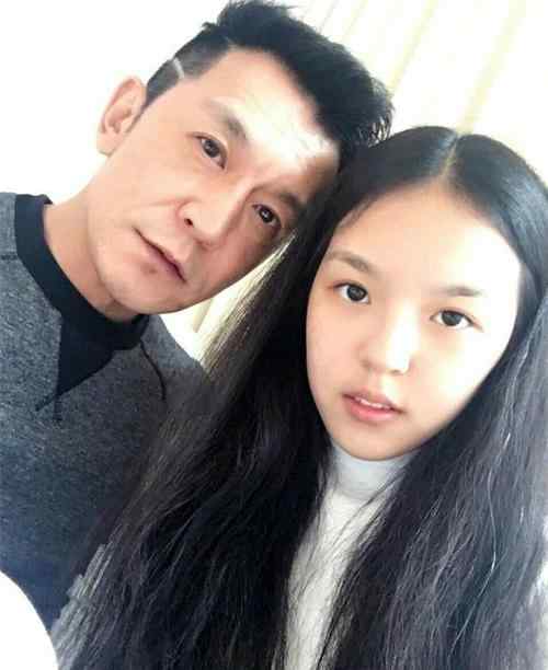 李咏女儿近照曝光 李咏16岁女儿近照曝光长得亭亭玉立 李咏女儿叫什么名字