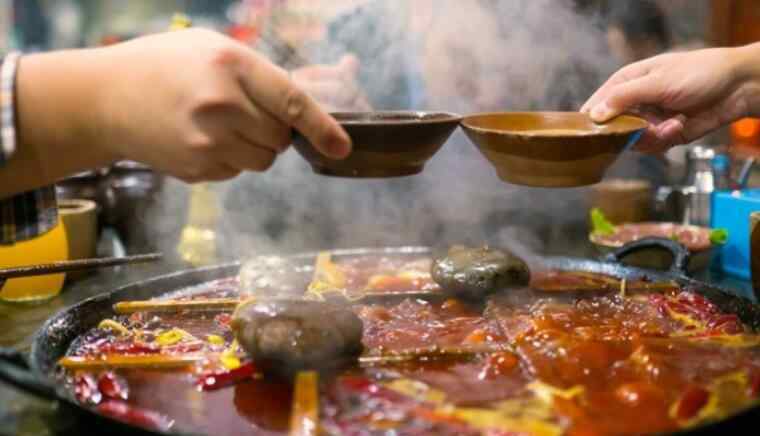 火锅店掉下大老鼠 吃火锅突跳进老鼠 餐厅后厨的卫生十分差