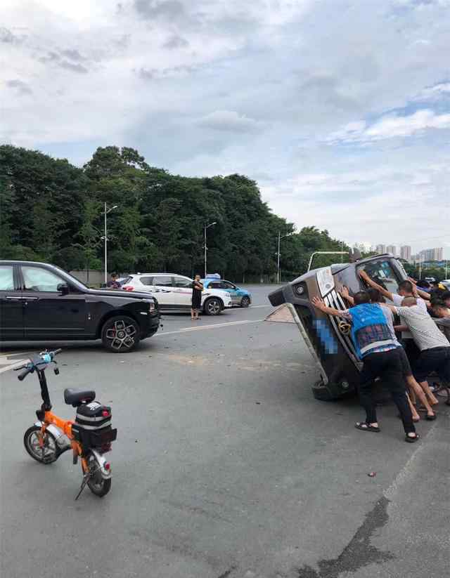 劳斯莱斯被撞 长沙警方通报劳斯莱斯被撞说了什么 小车撞上劳斯莱斯事件回顾