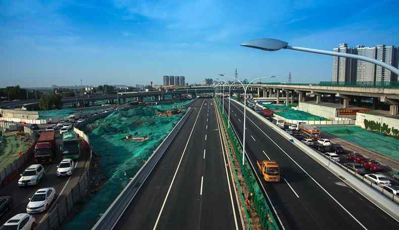 中国首条超级公路 中国首条超级公路 未来电动车可边跑边充电