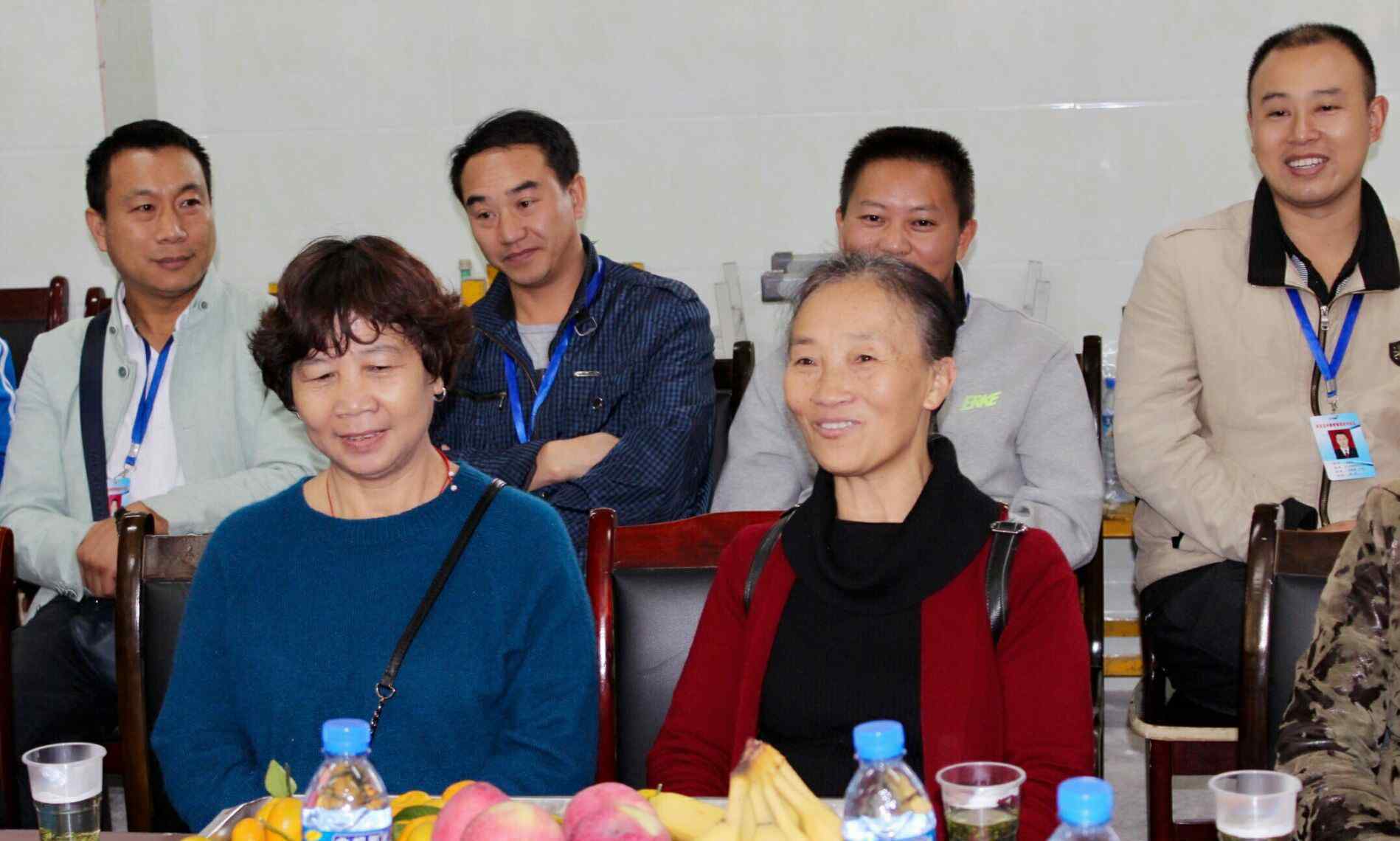 重阳节慰问退休职工 “九九重阳节，浓浓敬老情” ——兴义市第四中学开展重阳节慰问退休教职工活动