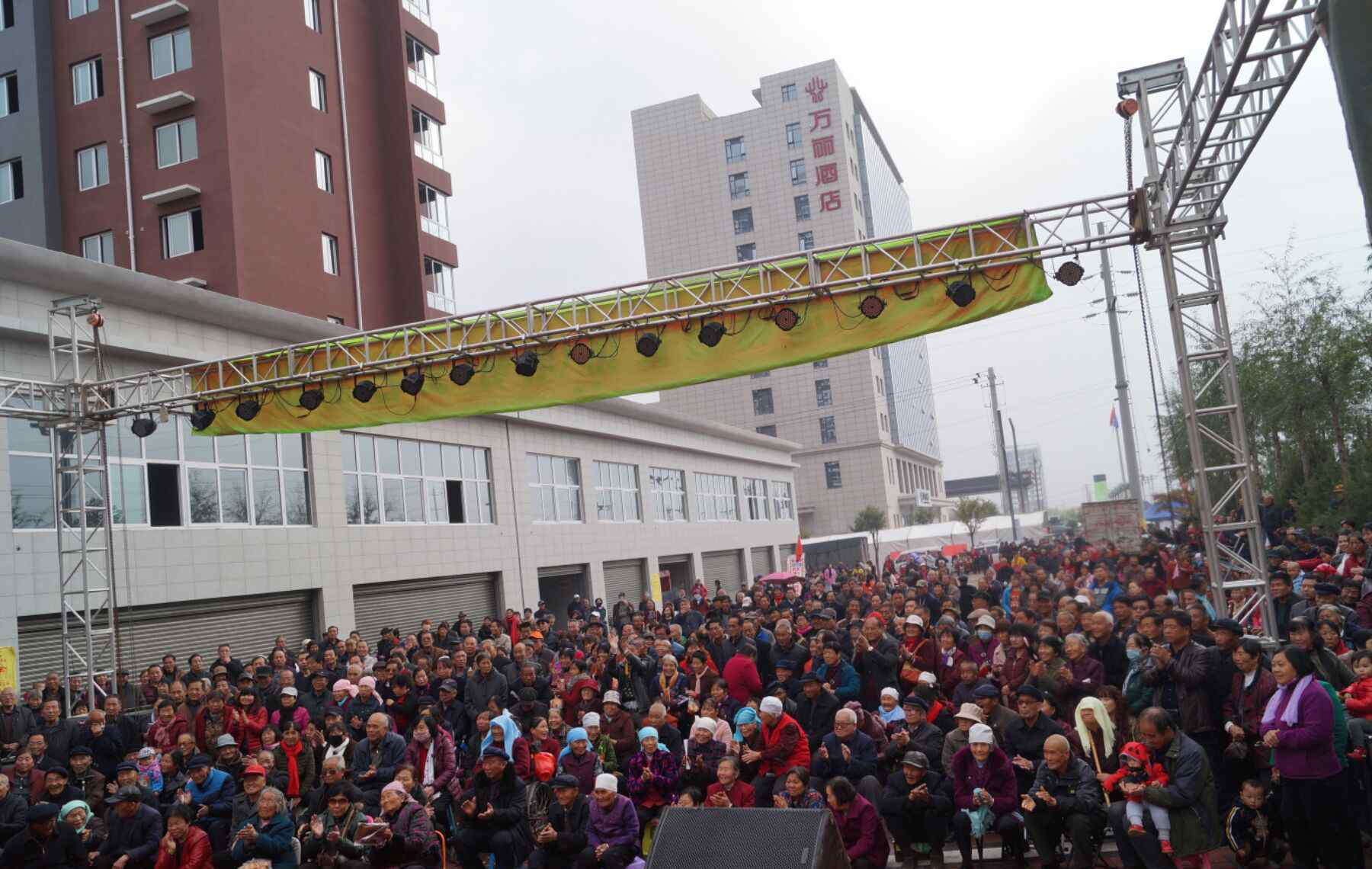 陕西秦腔大叫板 【现场】澄城县2017物资交流大会，省市秦腔名家专场演唱会热烈举行