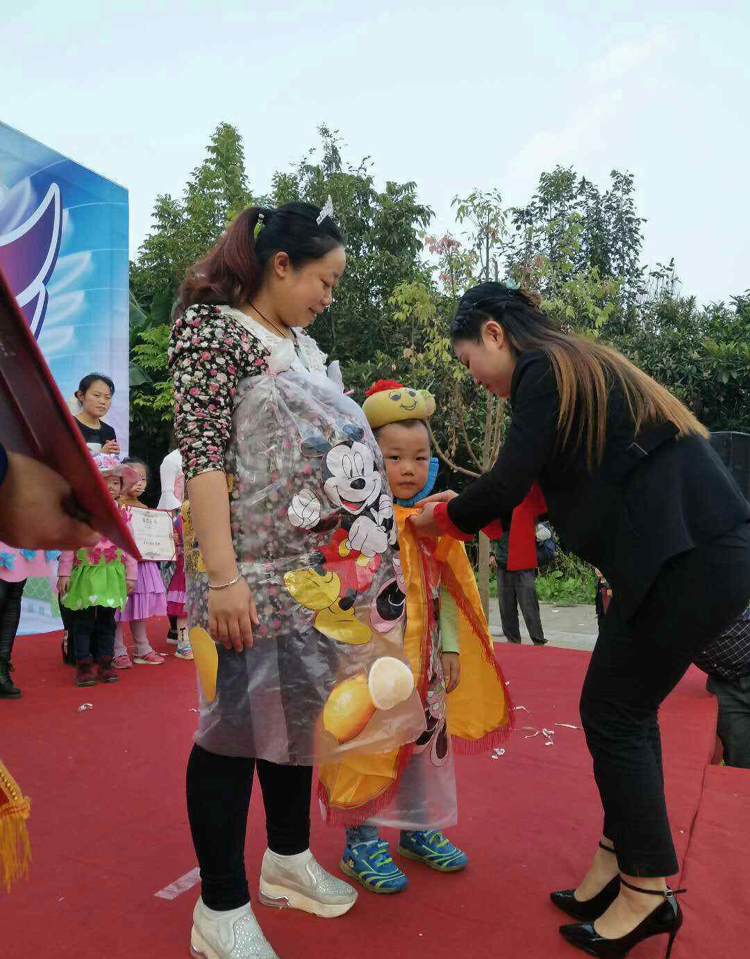 幼儿环保时装秀图片 小精灵幼儿园大一班“亲子环保时装秀”现场图片