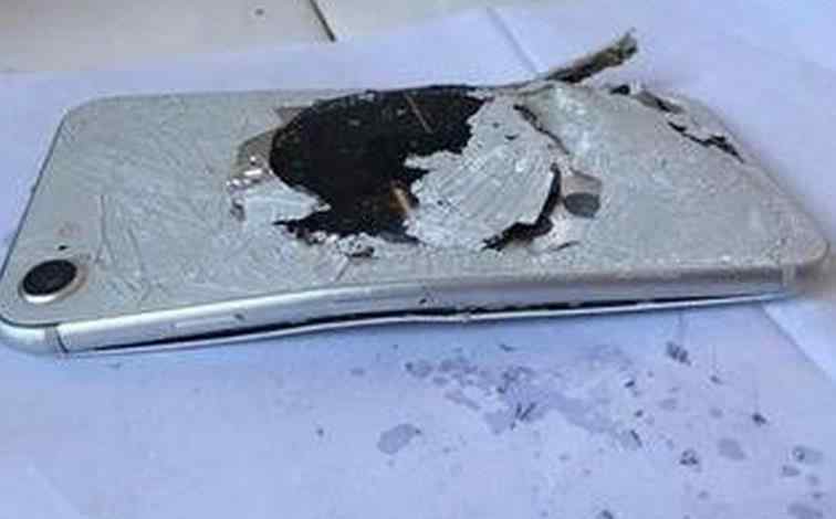 儿童玩手机爆炸图片 女子买iPhone 8才2天充电冒烟 现场照片曝光