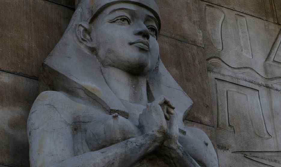 埃及艳后剧照 酒店外墙现埃及艳后雕像露点被喷 科学家复原埃及艳后真实容貌