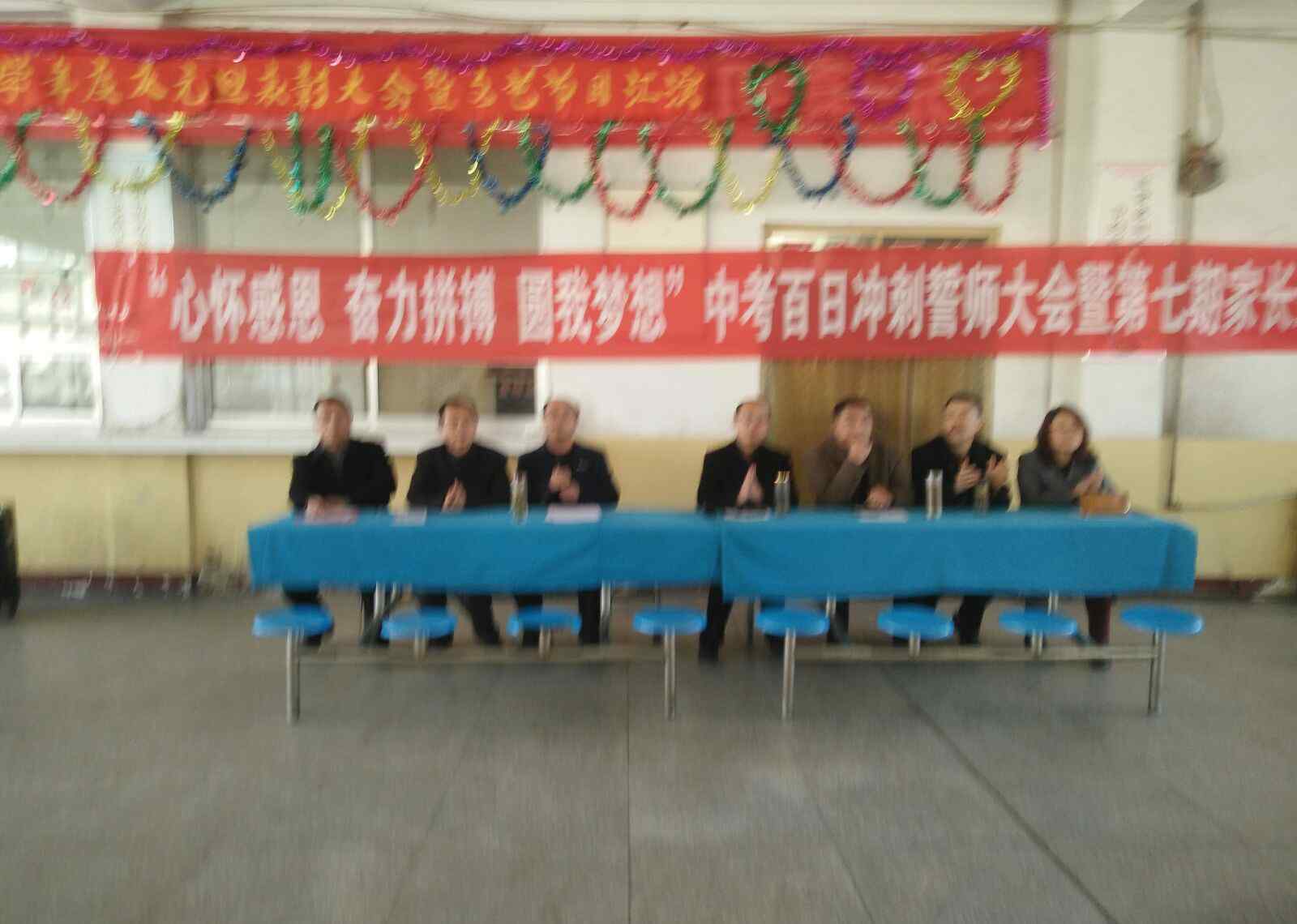 初三奋斗宣言 【兑镇初中新闻角】 ——“心怀感恩，奋力拼搏，圆我梦想”中考百日冲刺誓师大会。