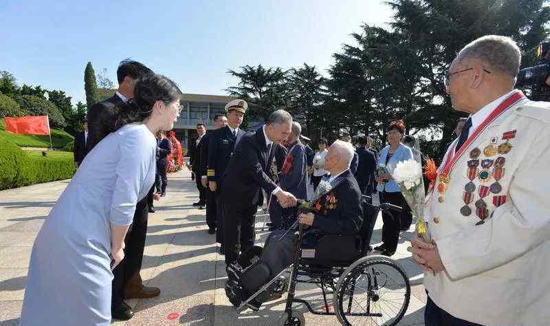 宋远方 青岛市向人民英雄敬献花篮仪式举行 王清宪周名贵宋远方杨军出席