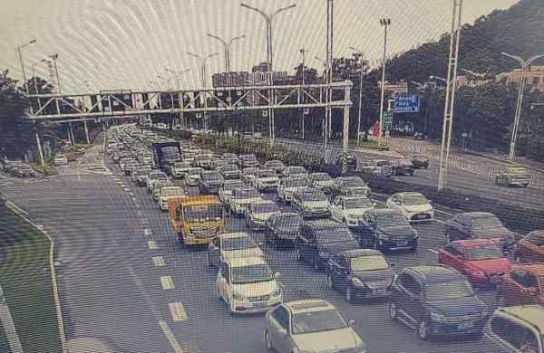 沿海高速路况 高速路况：去往粤西地区的西部沿海高速出现车多缓行路段