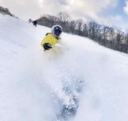 滑雪技巧 王思聪晒出了一组在北海道滑雪的近照 大秀滑雪技巧