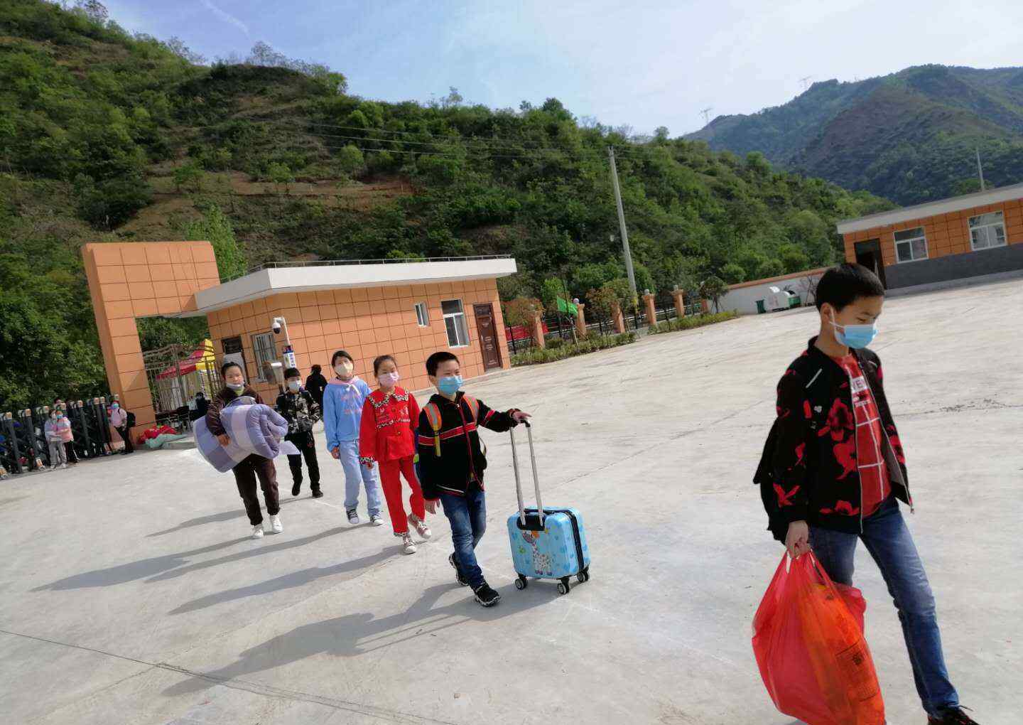 对学生居家学习情况逐一摸底 人间四月春正暖，板岩学子返校园——板岩镇中小学平安顺利开学