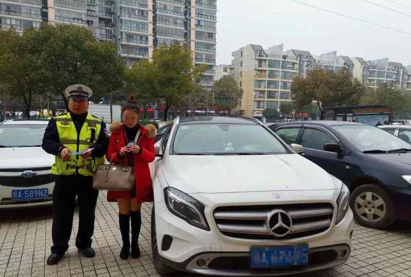 “奔驰女”遇交警队清查忽然转弯,被截停后为什么痛哭哀求?