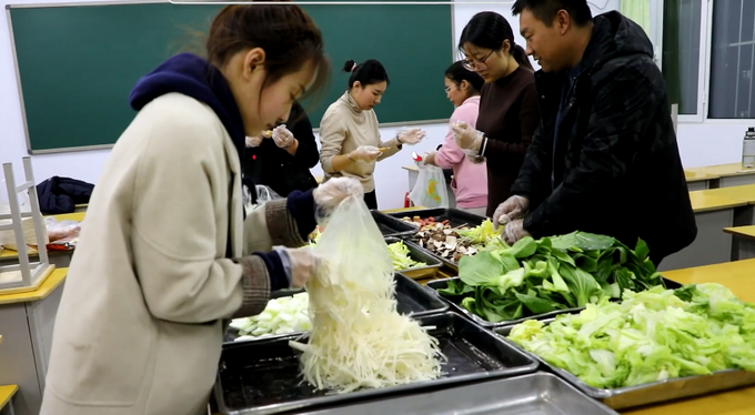 羡慕了！河北初中老师在教室里给学生煮火锅：底料齐全 羊肉敞开了吃