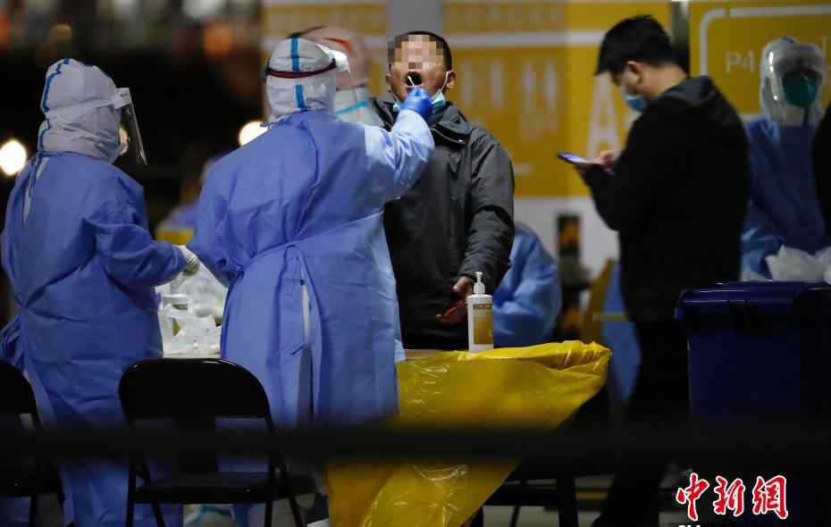 浦东机场相关人员连夜核酸检测 详细情况是怎么回事现场画面