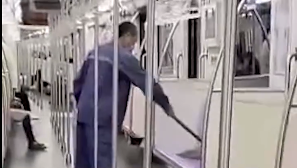 上海地铁回应保洁用拖把擦座椅 网友：太脏了 恶心到了