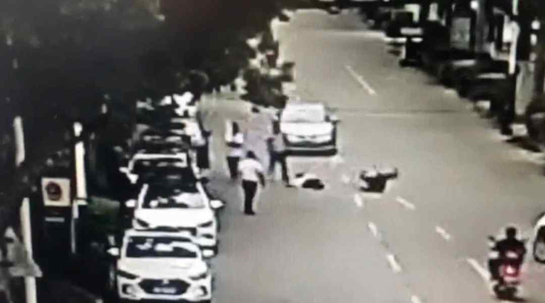 20秒内去死 杭州一司机开车吓懵，警察迎面摔在跟前，监控拍下惊魂5秒钟！