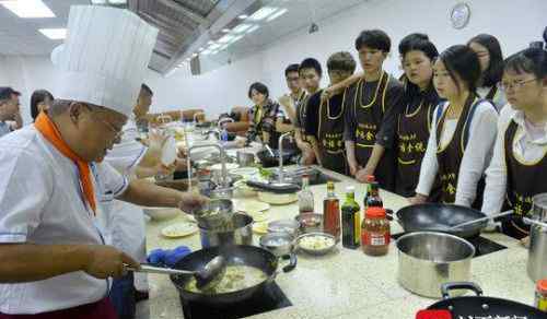 学生涮火锅修学分 培育厨神？学生涮火锅修学分 学校开设饮食教育公修课受欢迎