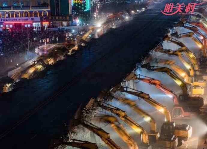 200台挖掘机拆桥 200台挖掘机同拆立交桥 市民冒雨前去告别