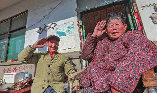 老兵余生 “我愿做她的拐，陪她走过余生” 七旬退伍老兵照顾瘫痪妻子成佳话