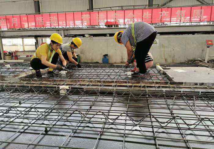 明觉科技 百名青年记者走基层丨建筑市场“黑科技”提高效率改善环境，不明觉厉