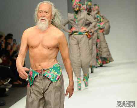 肌肉最发达的人 79岁老人登T台走秀 肌肉发达赤裸上半身
