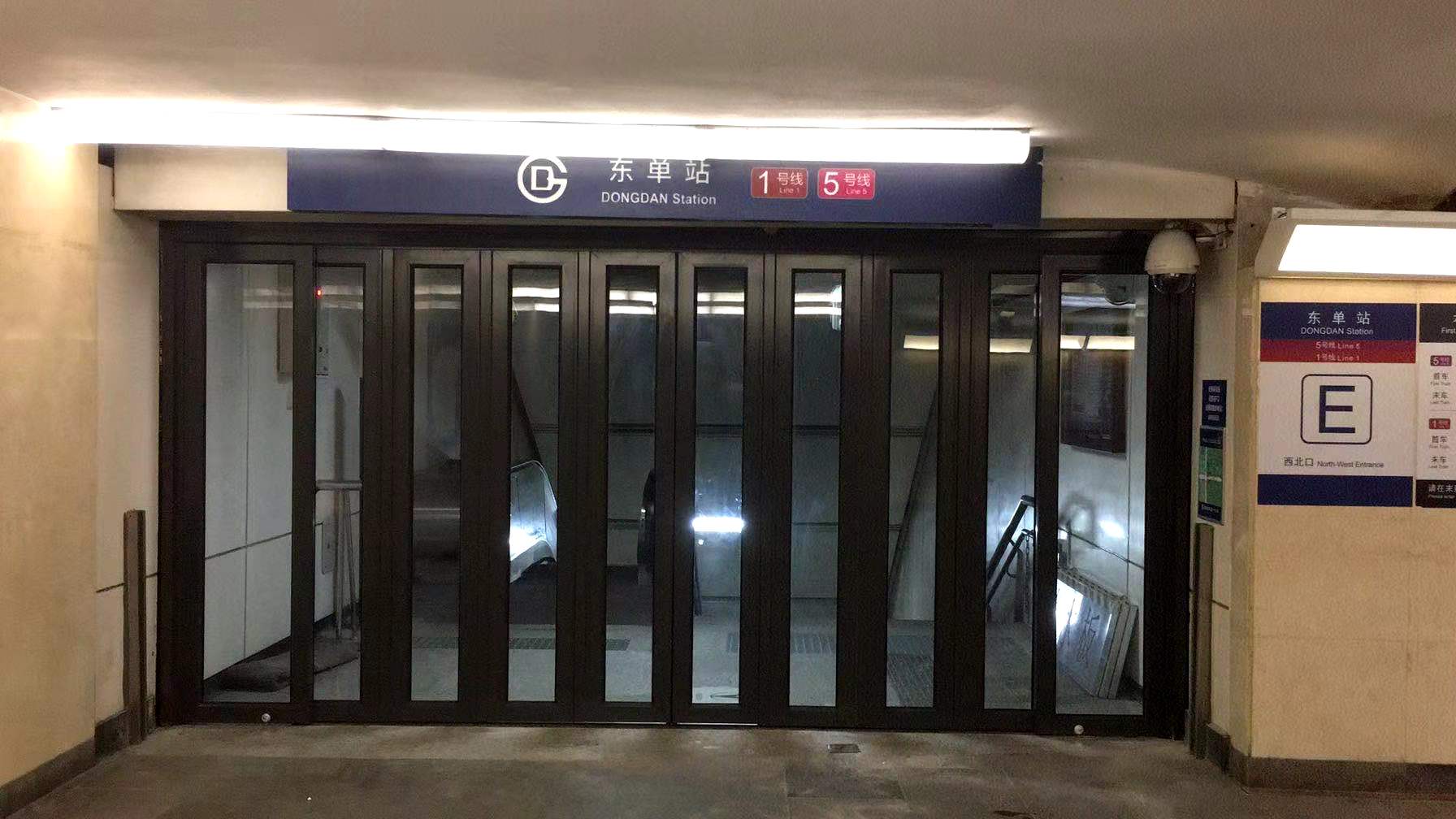 北京东单地铁站出入口首次升级改装自动门