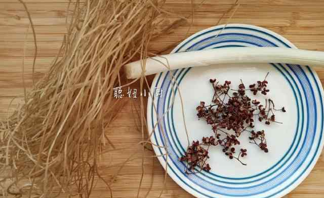 韭菜鸡蛋粉条饺子馅的做法 韭菜鸡蛋粉条馅好吃，是因为粉条用了这个方法，照着做，准好吃