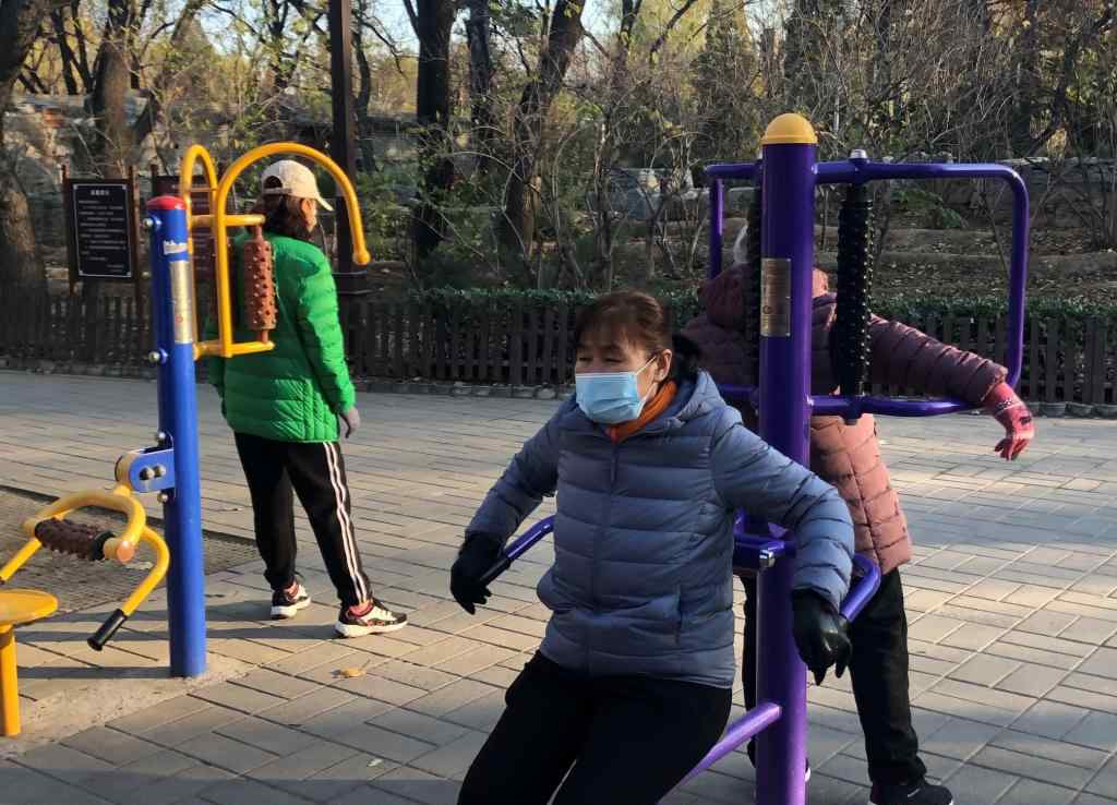 有的供不应求有的乏人问津 公园健身器材使用冷热不均