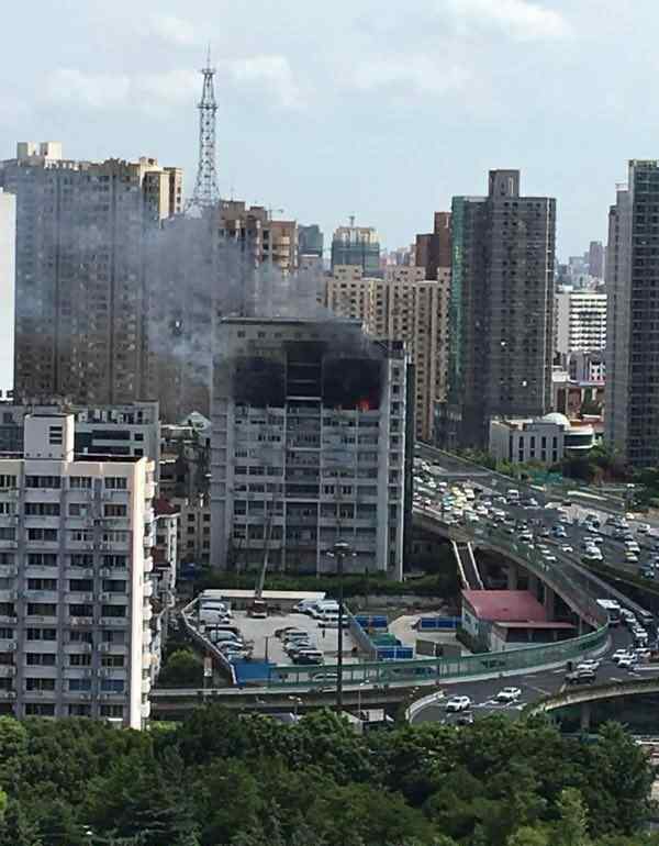 上海静安大火 上海静安区一商务楼起火 2小时后明火被扑灭 无人员伤亡