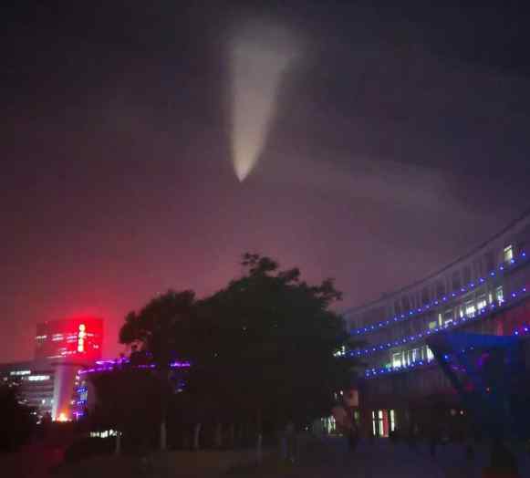 航迹云 "UFO"刷屏朋友圈 中科院再揭秘：原来就是个航迹云