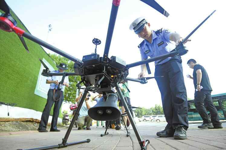 玩无人机算违法吗 警用无人机首次上岗执法 开车敢玩手机？小心“空警”拍你