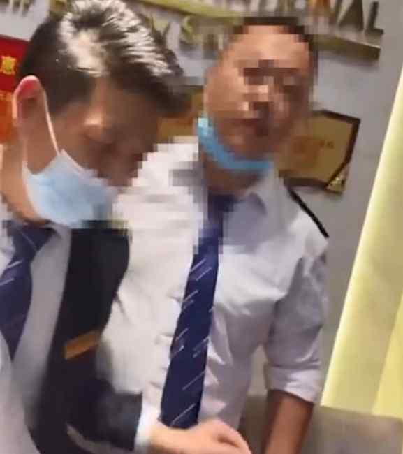 上海男子理发后因要发票被店员辱骂：剪头都剪不起 你活着有啥意思