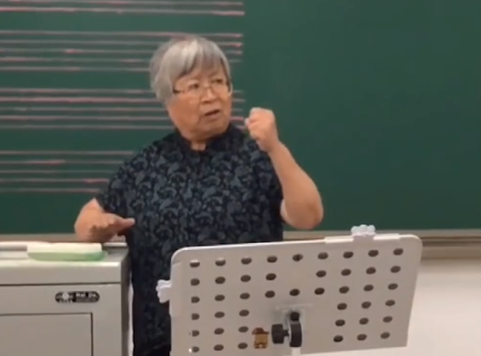 76岁女教授激情指挥大合唱 网友：奶奶太可爱了