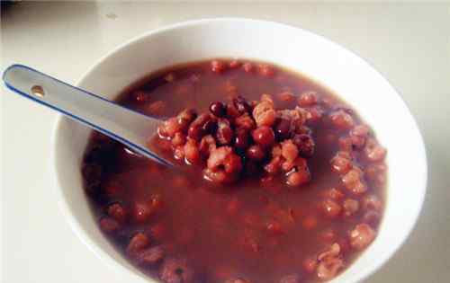 赤小豆薏米水的功效与作用及禁忌 薏米红豆粥的功效与禁忌有哪些？能减肥吗？用什么红豆比较好？