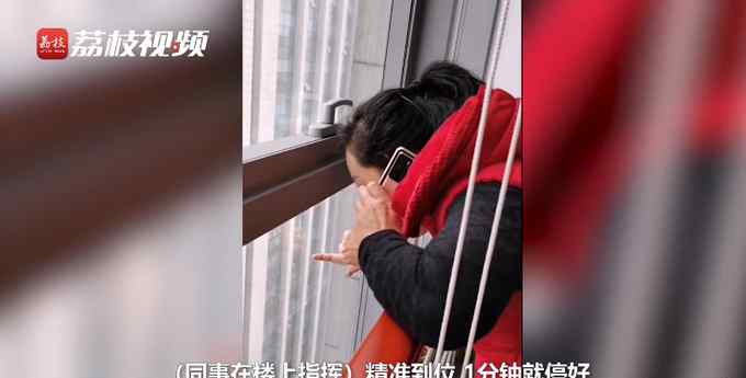 女子20楼遥控指挥同事停车 一分钟就能停好 网友：有一名瞭望员多么重要