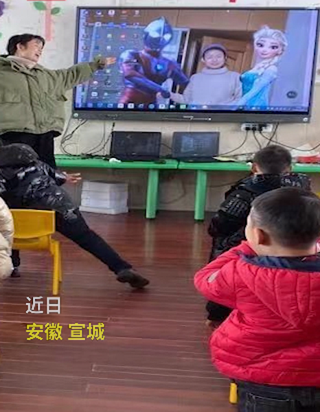 幼儿园老师PS和爱莎“合影”引小朋友羡慕 孩子惊讶地问：怎么认识的？