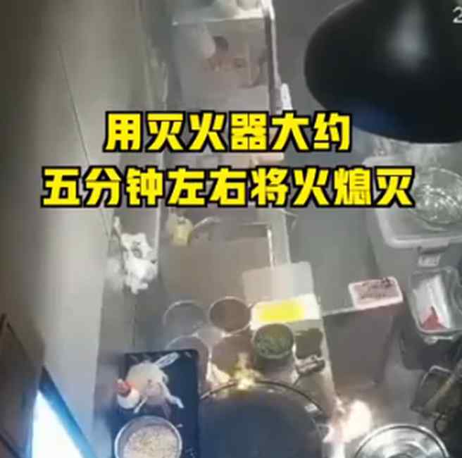 男子扣上帽子冲进小吃店灭火：是退伍军人 没有多想直接上去了