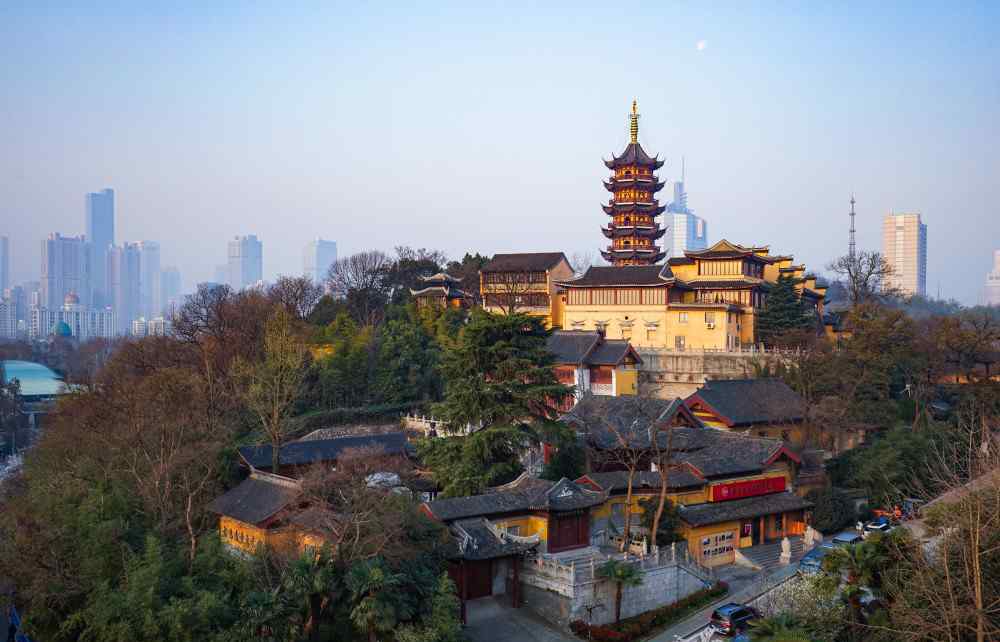 南朝四百八十寺 南朝四百八十寺之首，至今屹立于南京市区，还为雷峰塔当过替身