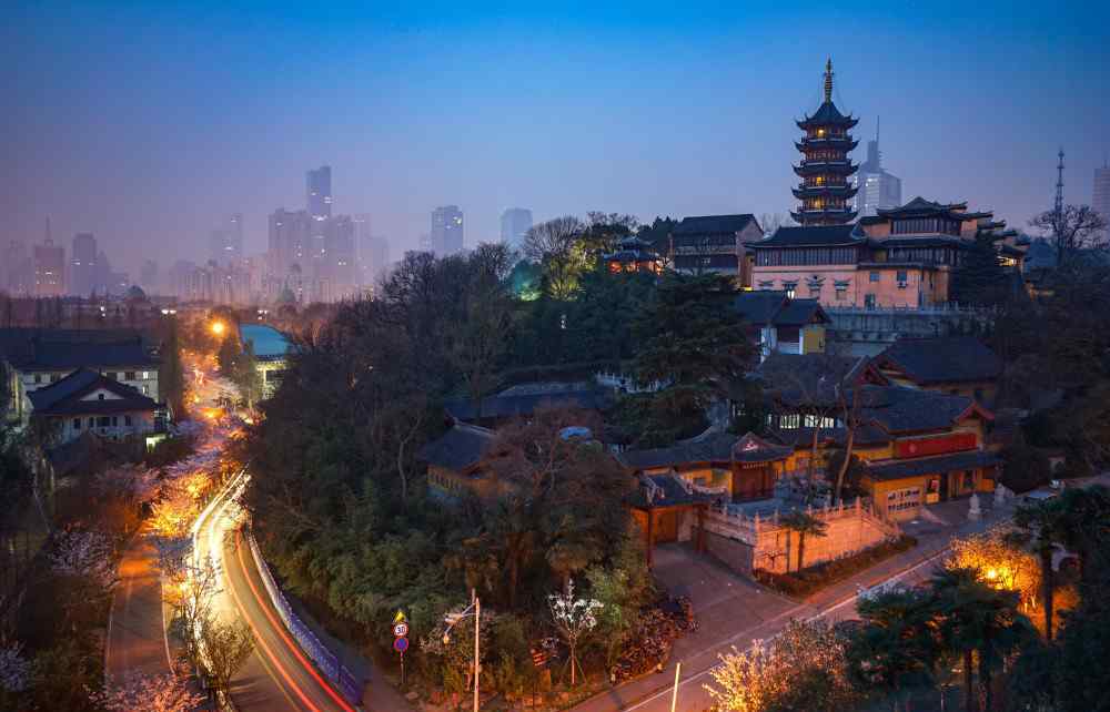 南朝四百八十寺 南朝四百八十寺之首，至今屹立于南京市区，还为雷峰塔当过替身