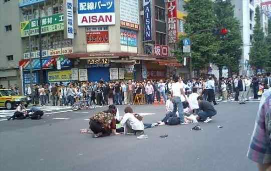 二次元圣地 宅男疯狂血洗二次元圣地，杀人预告无人理睬，监狱里依然玩游戏