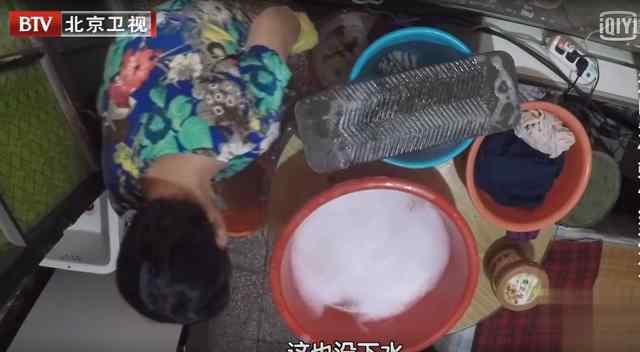 半夜父母的床咯吱响 4人住18㎡，丈母娘女婿同屋睡，床铺一动嘎吱响，夜里小解用脉动