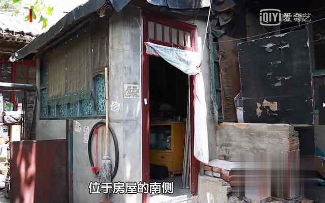 半夜父母的床咯吱响 4人住18㎡，丈母娘女婿同屋睡，床铺一动嘎吱响，夜里小解用脉动