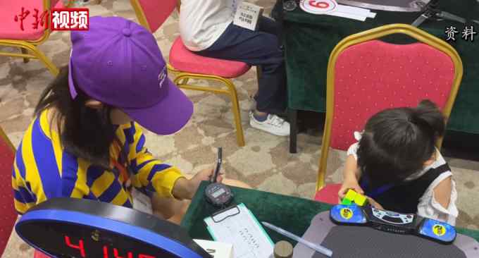 厉害了！新疆4岁女童玩魔方再创世界纪录 网友：别人家的孩子