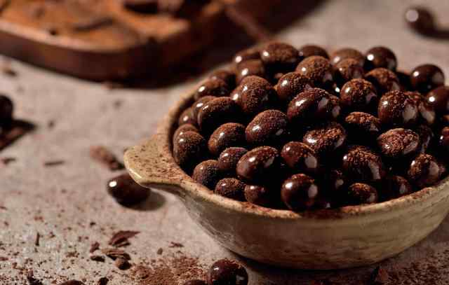 巧克力的功效与作用 常吃巧克力 究竟有哪些好处与坏处？