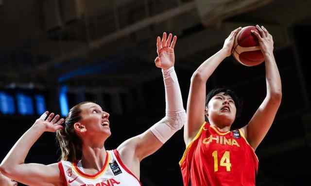 李月汝图片 中国篮坛最重磅情侣！女版奥尼尔男友是CBA新星 19岁身高2米20