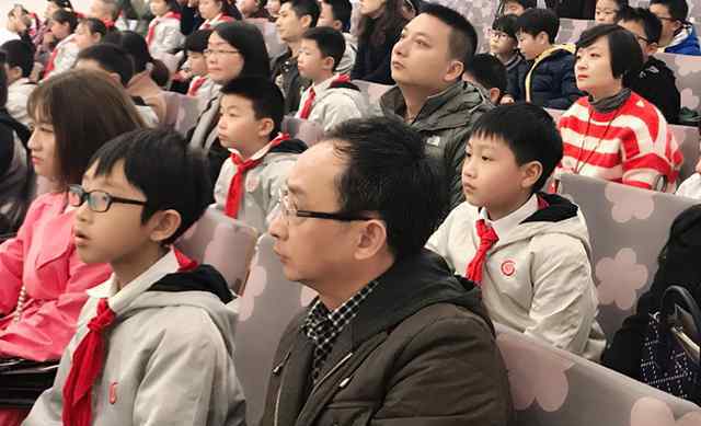 小学生近视的原因 走进校园科普近视防控 重医附一院教授直指青少年近视3大原因