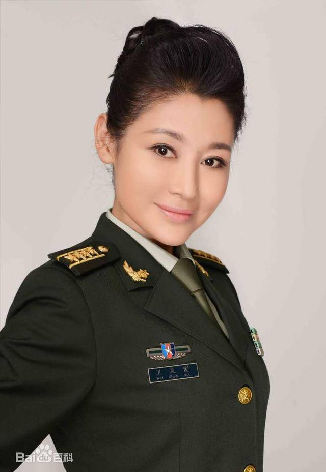军事频道美女主持卫晨霞，第一位走上世界屋脊的女中将主持人